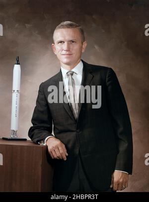 Voici le portrait officiel de l'astronaute Frank Borman.Officier de carrière de la Force aérienne à partir de 1950, il a occupé le poste de pilote de chasse, de pilote opérationnel et d'instructeur, de pilote expérimental et de professeur adjoint de thermodynamique et de mécanique des fluides à West point.Lorsqu'il a été sélectionné par la NASA, Frank Borman a été instructeur à l'École pilote de recherche aérospatiale de l'AFB Edwards, en Californie.En 1967, il a été membre de la Commission d'enquête sur les incendies d'Apollo 204, enquêtant sur les causes de l'incendie qui a tué trois astronautes à bord d'un vaisseau spatial Apollo.Plus tard, il devint t Banque D'Images