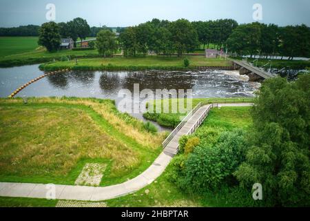 Vue sur la rivière Vecht par drone, herbe verte, arbres, beau ciel bleu et piste cyclable à travers la vallée de Vecht.Pont et belette dans la rivière.Dalfsen Banque D'Images