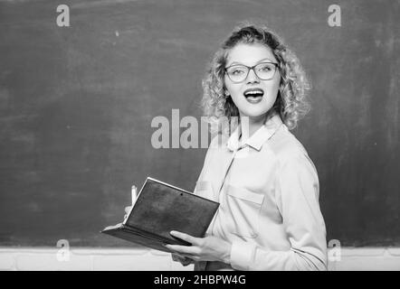 Passionné par la connaissance. Pédalo tenir le livre et expliquer l'information. Concept d'éducation. Le professeur explique le sujet dur. Professeur meilleur ami de Banque D'Images