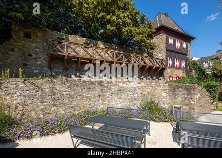 Deutschland, Ratingen, Bergisches Land, Rheinland, Nordrhein-Westfalen,NRW, Ehemalige Stadtbefestigung, Trinsenturm mit Stadtmauer und Wehrgang am Ra Banque D'Images