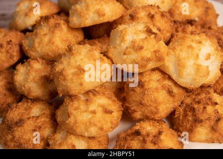 Le coco de Rocher de la noix de coco dessert de couleur brune faire avec des œufs blancs et du sucre. Banque D'Images