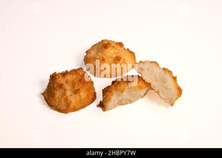 Le coco de Rocher de la noix de coco dessert de couleur brune faire avec des œufs blancs et du sucre. Banque D'Images