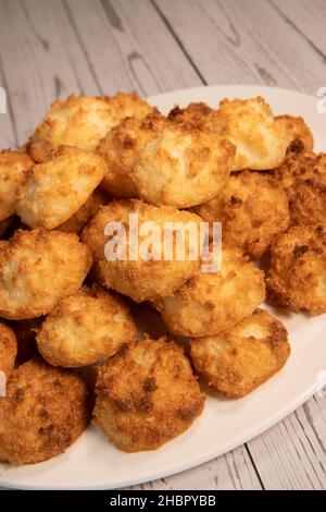 Le coco de Rocher de la noix de coco dessert de couleur brune faire avec des œufs blancs et du sucre. Banque D'Images