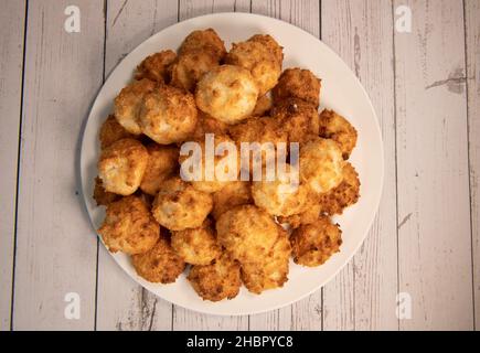 Le coco de Rocher de la noix de coco dessert de couleur brune faire avec des œufs blancs et du sucre. Banque D'Images