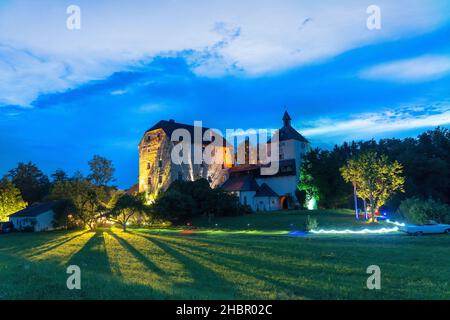 blaue Stunde über Schloss Triebenbach BEI Laufen, Berchtesgadener Land, Oberbayern zu Zeiten der Salzachfestspiele von Laufen Banque D'Images