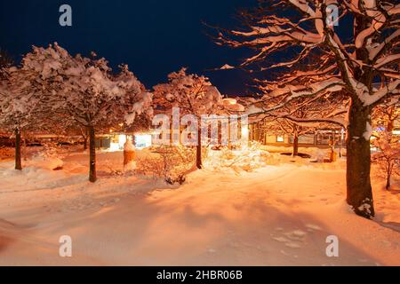 Der Marktplatz in Teisendorf in weihnachtlicher Stimmung mit Christbaum, Rathaus und im hintergrund die Kirche St. Andreas, Berchtesgadener Land, Ober Banque D'Images