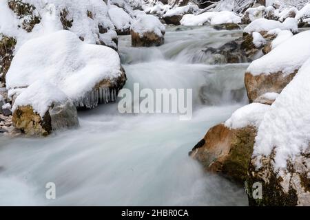 Der wildromantische Ramsaubach im Zauberwald BEI Ramsau im Berchtesgadener Land im tiefverschneiten Winter, Abfluß des Hintersees in der Gemeinde Rams Banque D'Images