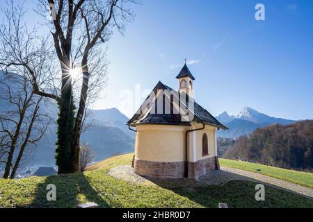 Die Kirchleitn Kapelle am Mitterweinfeld hoch über Berchtesgaden mit dem maechtigen Watzmann im hintergrund im späten Spätherbst mit tiefstehender so Banque D'Images