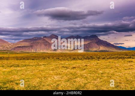 Soleil en fin d'après-midi sur la montagne Hafrursfell, sur la péninsule de Snaefellsnes, en Islande Banque D'Images