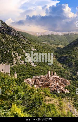 Vue de Pacentro, l'Aquila, les Abruzzes, l'Italie, l'Europe Banque D'Images