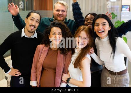 Portrait de gens d'affaires multiraciaux joyeux au bureau Banque D'Images