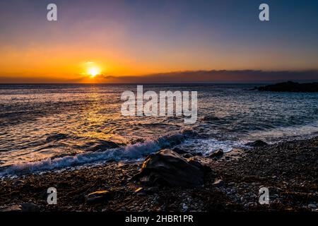 Coucher de soleil et nuages au-dessus de la baie de Mount's depuis Trevean Cove près de Penzance, Cornwall, Royaume-Uni Banque D'Images