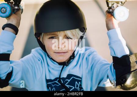 Portrait of boy with skateboard Banque D'Images