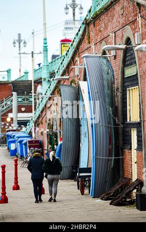 Brighton UK 21st décembre 2021 - Walkers Profitez d'une promenade le long du front de mer de Brighton, en passant par le musée de la pêche, le temps humide est prévu pour le week-end de Noël : Credit Simon Dack / Alamy Live News Banque D'Images