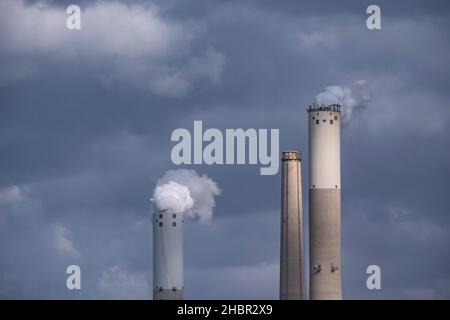 Fumée provenant de la cheminée de la centrale électrique au charbon appelée Rutenberg Power Station exploitée par la Israel Electric Corporation située sur la côte méditerranéenne à Ashkelon Israël Banque D'Images
