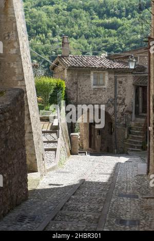 Village médiéval de Vallo di Nera, drapeau orange, raccourcissement, Ombrie, Italie,Europe Banque D'Images