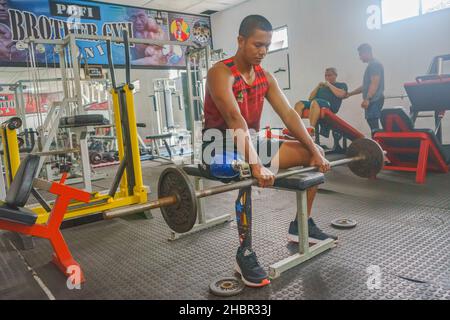 Maintenir la forme physique du corps à la salle de gym , exercice dans le levage de poids et ainsi de suite Banque D'Images