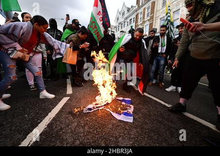 Examen de l'année 2021.Photo du dossier datée du 22/05/21, des manifestants qui ont vu un drapeau israélien brûler à Kensington, dans le centre de Londres, après une marche en solidarité avec le peuple palestinien, à la suite d'un accord de cessez-le-feu entre le Hamas et Israël.Date de publication : le mardi 21 décembre 2021. Banque D'Images