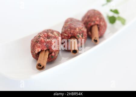 Kebab cru épicé sur bâton de cannelle Banque D'Images