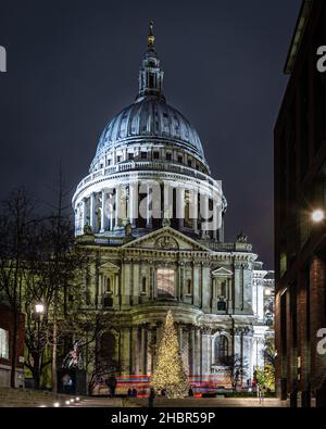 Illuminations de Noël à Londres, à l'extérieur de la cathédrale Saint-Paul, 2021 Banque D'Images