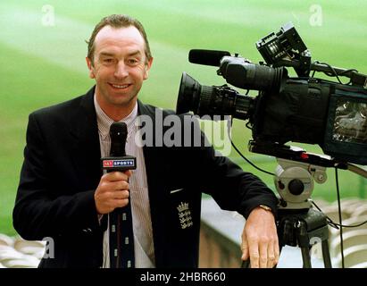 Photo du dossier datée du 25-03-1999 de l'entraîneur de cricket de l'Angleterre sortant David Lloyd pratiquant son nouveau rôle de commentateur DE SKY TV.L'ancien batteur et entraîneur de l'Angleterre David Lloyd a annoncé sa décision de quitter le poste de commentateur de cricket pour Sky Sports après plus de deux décennies dans ce rôle.Date de publication : le mardi 21 décembre 2021. Banque D'Images