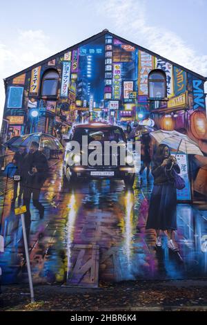 BELFAST, ROYAUME-UNI - 02 novembre 2021 : un art de rue de la voiture dans la ville pendant la nuit Street art mural par Dank à Belfast, Royaume-Uni Banque D'Images