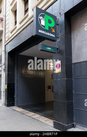 VALENCE, ESPAGNE - 20 DÉCEMBRE 2021: Mercadona est une chaîne de supermarchés espagnole, leader dans le pays Banque D'Images