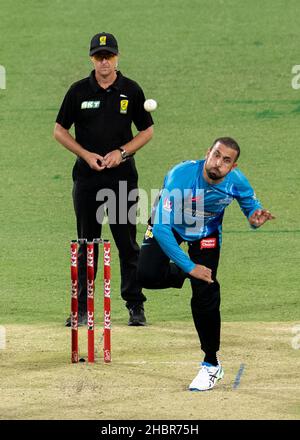 Sydney, Australie.21st décembre 2021.Fawad Ahmed, de grévistes, se met à l'eau lors du match entre Sydney Sixers et Adelaide Strikers au Sydney Cricket Ground, le 21 décembre 2021, à Sydney, en Australie.(Usage éditorial seulement) Credit: Izhar Ahmed Khan/Alamy Live News/Alamy Live News Banque D'Images