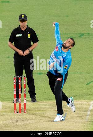 Sydney, Australie.21st décembre 2021.Fawad Ahmed, de grévistes, se met à l'eau lors du match entre Sydney Sixers et Adelaide Strikers au Sydney Cricket Ground, le 21 décembre 2021, à Sydney, en Australie.(Usage éditorial seulement) Credit: Izhar Ahmed Khan/Alamy Live News/Alamy Live News Banque D'Images