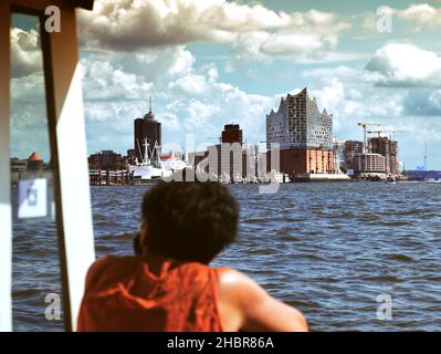 Vue arrière d'un homme regardant une vue panoramique du bâtiment de l'Orchestre philharmonique d'Elbe à Hambourg en Allemagne Banque D'Images