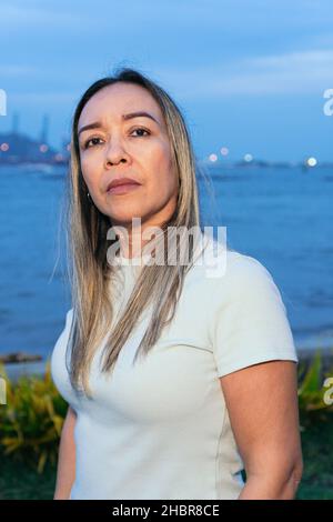 Portrait d'une ancienne latina dans le parc Banque D'Images