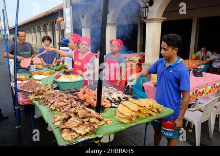 Nicaragua Leon - Leon Central Park - Parque Central de Leon food stall Banque D'Images