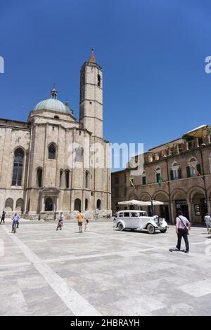 Piazza del Popolo, Ascoli Piceno, Marche, Italie, Europe Banque D'Images