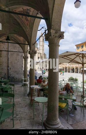 Piazza del Popolo, Ascoli Piceno, Marche, Italie, Europe Banque D'Images