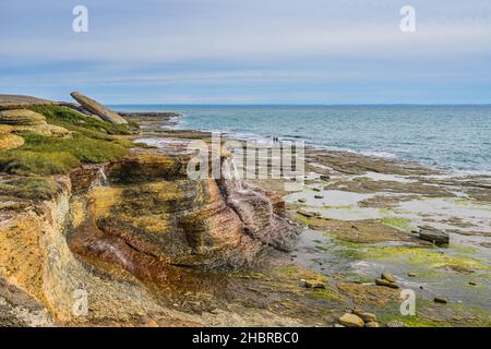 Vue sur la cascade du Cap Ferre, une petite cascade riche en fer (donc de couleur rouille), près du Havre St Pierre, dans la région Côte Nord de Québec, Canada Banque D'Images