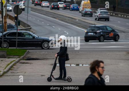 RIGA, LETTONIE.6th septembre 2021.Photo à mise au point sélective.Un homme se déplace avec un scooter électrique dans la ville de Riga. Banque D'Images