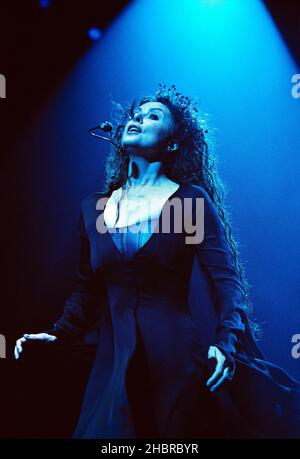 Sarah Brightman poursuit sa tournée mondiale « la Luna » en exécutant des morceaux de son dernier album « la Luna », au Royal Albert Hall de Londres, au Royaume-Uni.10th mai 2001. Banque D'Images