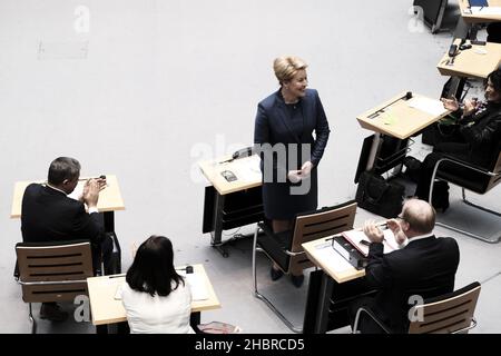 Berlin, Allemagne.21st décembre 2021.Berlin, DEU, 21.Décembre 2021.Election et inauguration du nouveau maire de Berlin, FRANZISKA GIFFEY.Elle est élue par l'Abgeordnetenhaus Berlin (Sénat de l'État) puis assermentée.(Credit image: © Ralph Pache/PRESSCOV via ZUMA Press Wire) Banque D'Images