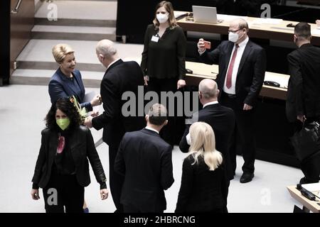 Berlin, Allemagne.21st décembre 2021.Berlin, DEU, 21.Décembre 2021.Election et inauguration du nouveau maire de Berlin, FRANZISKA GIFFEY.Elle est élue par l'Abgeordnetenhaus Berlin (Sénat de l'État) puis assermentée.DIETMAR WOIDKE (Premier ministre du Brandebourg, SPD) félicite FRANZISKA GIFFEY.(Credit image: © Ralph Pache/PRESSCOV via ZUMA Press Wire) Banque D'Images