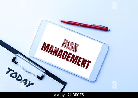 Inspiration montrant Sign Risk Management.Business Showcase évaluation des risques financiers ou des problèmes avec les procédures smartphone avec voix et Banque D'Images