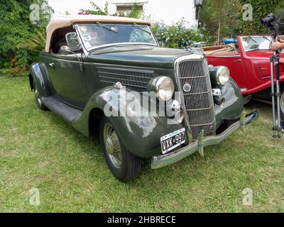 LOMAS DE ZAMORA - BUENOS AIRES, ARGENTINE - 05 décembre 2021: Vert vintage Ford modèle 48 V8 deux portes roadster 1935-1936 cabriolet.CADEAA 2021 classique Banque D'Images