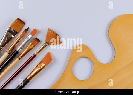 Palette pour peinture sur peintures formes d'art fond blanc Banque D'Images