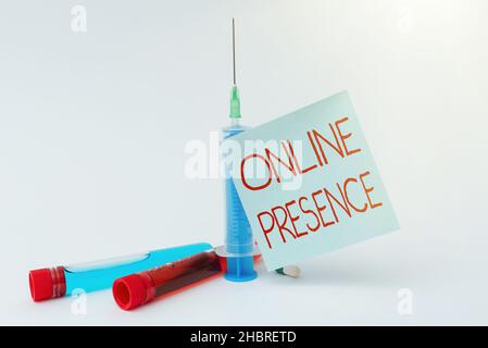 Texte d'écriture présence en ligne.Mot écrit sur l'existence de quelqu'un qui peut être trouvé par une recherche en ligne écrivant des notes médicales importantes Banque D'Images