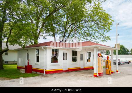 La station-service Shell et les pompes à gaz d'époque de Soulsby sont situées sur Mount Olive Illinois, sur la route 66 Banque D'Images