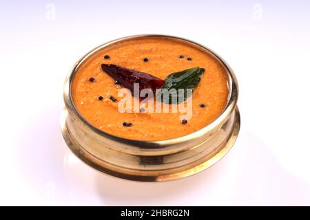 Chutney de noix de coco, curry principal sud-indien pour le petit déjeuner qui est de couleur orange et assaisonné avec de la moutarde, des feuilles froides et de curry. Banque D'Images