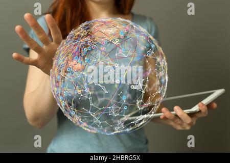 Une femme se tenant devant un globe numérique ou un ballon de données rendu en 3D - réseau mondial et mondial Banque D'Images