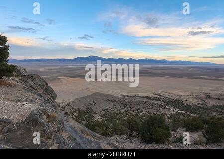 GOSHUTE CANYON, ÉTATS-UNIS - 03 novembre 2021 : une vue panoramique depuis l'entrée surélevée du système de grottes de Goshute dans l'est du Nevada. Banque D'Images