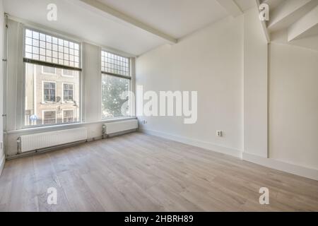 Intérieur de chambre vide avec murs et parquet Banque D'Images