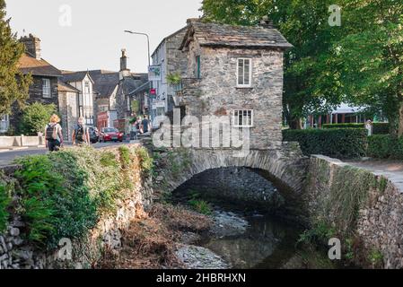 Ambleside Bridge House, vue en été de Bridge House, un pont historique/maison d'été enjambant stock Ghyll, la petite rivière de la ville, Cumbria, Angleterre Banque D'Images