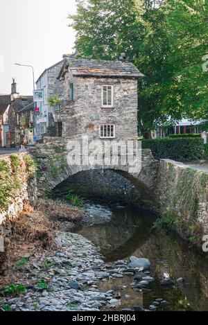 Bridge House Ambleside, vue en été de Bridge House, un pont historique/maison d'été enjambant stock Ghyll, la petite rivière de la ville, Cumbria, Angleterre Banque D'Images